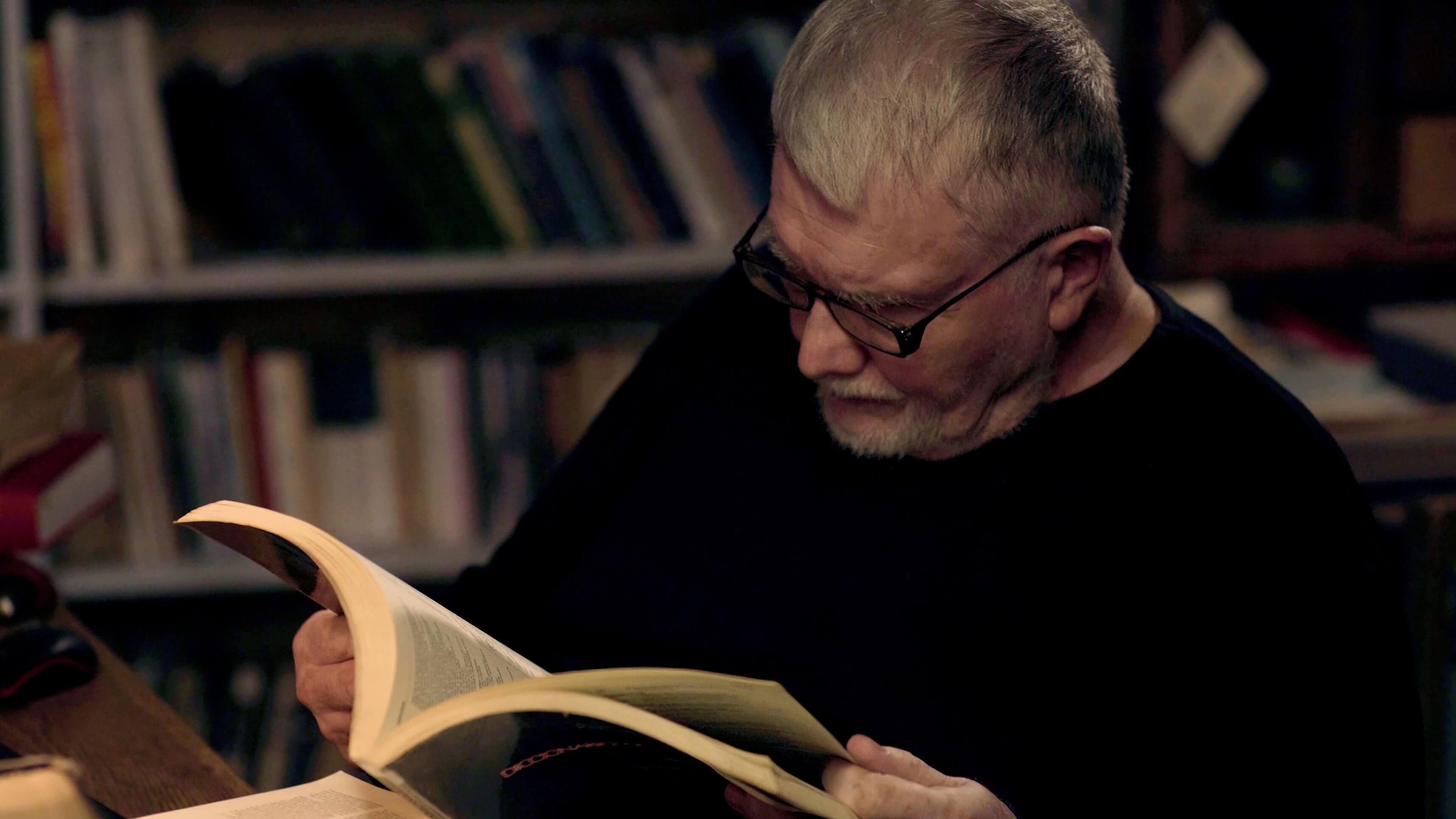 Directed by Daiga Bitēna. DOP Arturs Sulbergs / Artūrs Šulbergs. Uldis Berzins / Uldis Bērziņš : Bibliotēka (2019). Episode from "The Library" featuring Uldis Berzins / Uldis Bērziņš - critically acclaimed literature translator and poet.