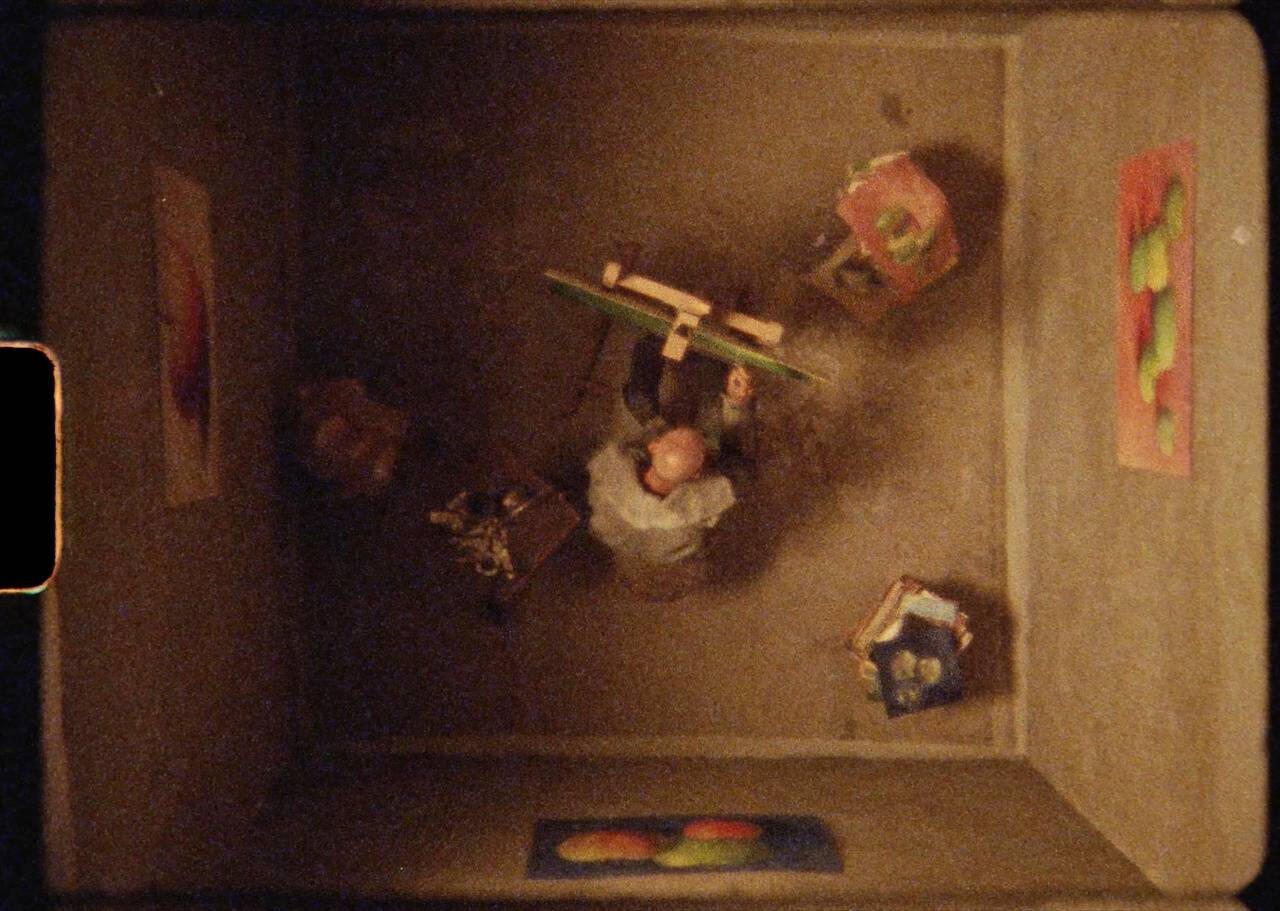 Short fiction film. Directed by Rūdolfs Miķelsons / Rudolf Ming. DOP Artūrs Šulbergs / Arturs Sulbergs. The Scent of Apples (2022). Made and awarded for straight8 2022 8mm film competition.